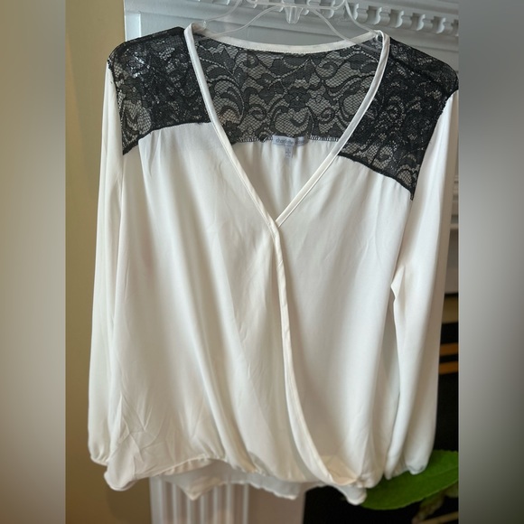 Donating 10/24 Like new! Charlotte Russe Sz L gorgeous top❣️ - Picture 3 of 10